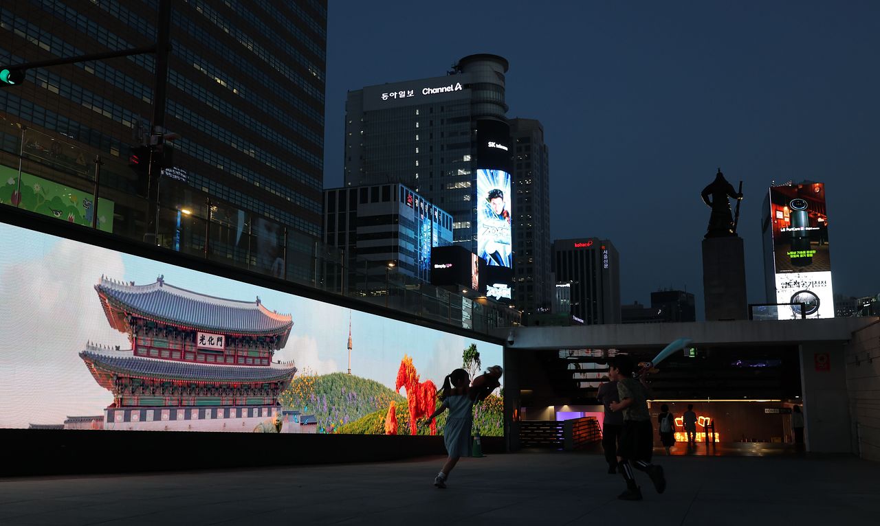 22일 서울 광화문광장 해치마당 미디어월에 '미디어아트 서울'의 2026년 봄 전시 작품들이 재생되고 있다. 연합뉴스