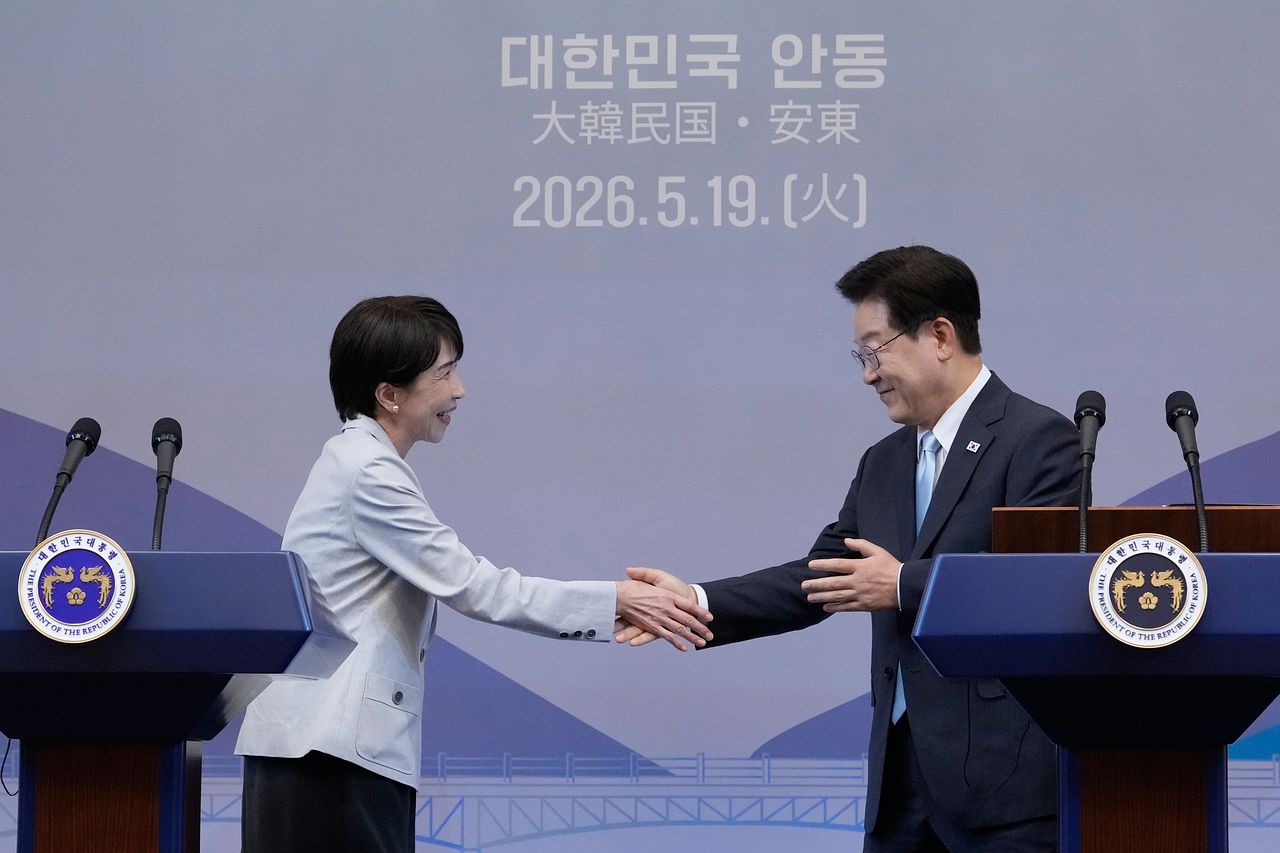 이재명 대통령과 다카이치 사나에 일본 총리가 지난 19일 공동 기자회견을 마친 뒤 악수하고 있다. [AP=연합뉴스]