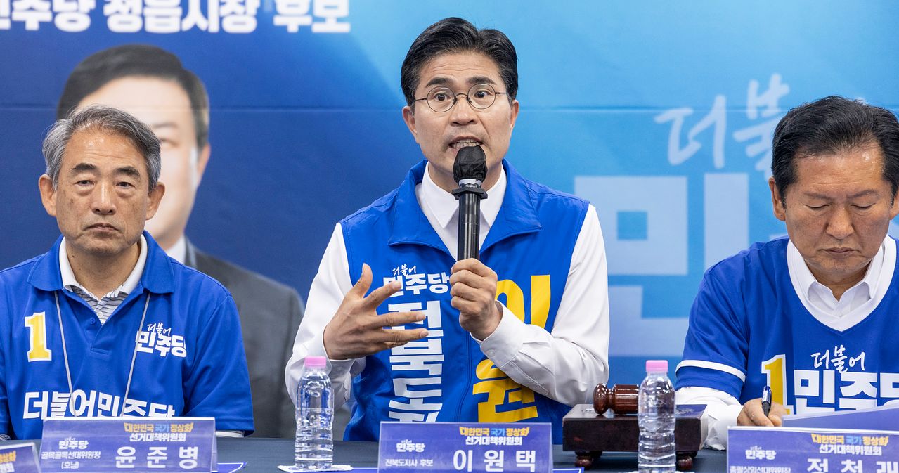 더불어민주당 이원택 전북지사 후보(가운데)가 25일 전북 정읍시 이학수 정읍시장 후보 선거사무소에서 열린 중앙선거대책위원회 회의에서 발언하고 있다. 오른쪽은 정청래 당대표, 왼쪽은 윤준병 전북도당 위원장. 연합뉴스