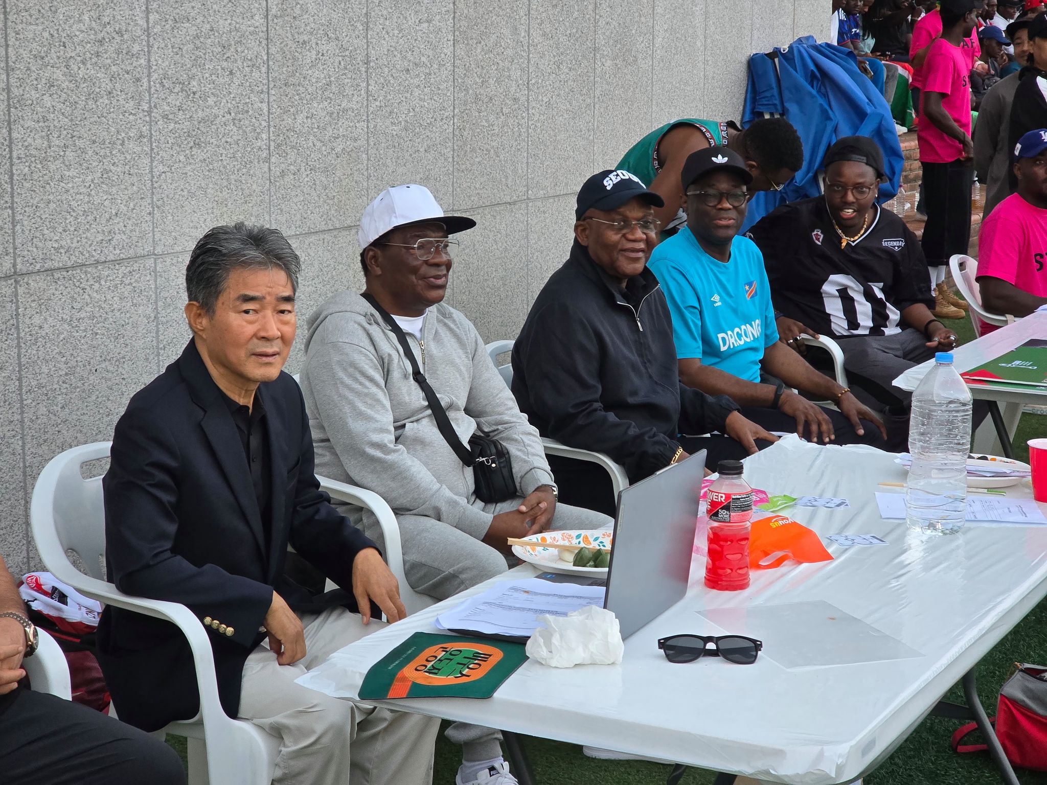 '아프리카 축구 대부'로 불리는 한국인 지도자 임흥세 전 남수단축구대표팀 총감독(맨 왼쪽)을 비롯해 아프리카 각국 관계자들이 참석해 자리를 빛냈다. 사진 나선진 작가 