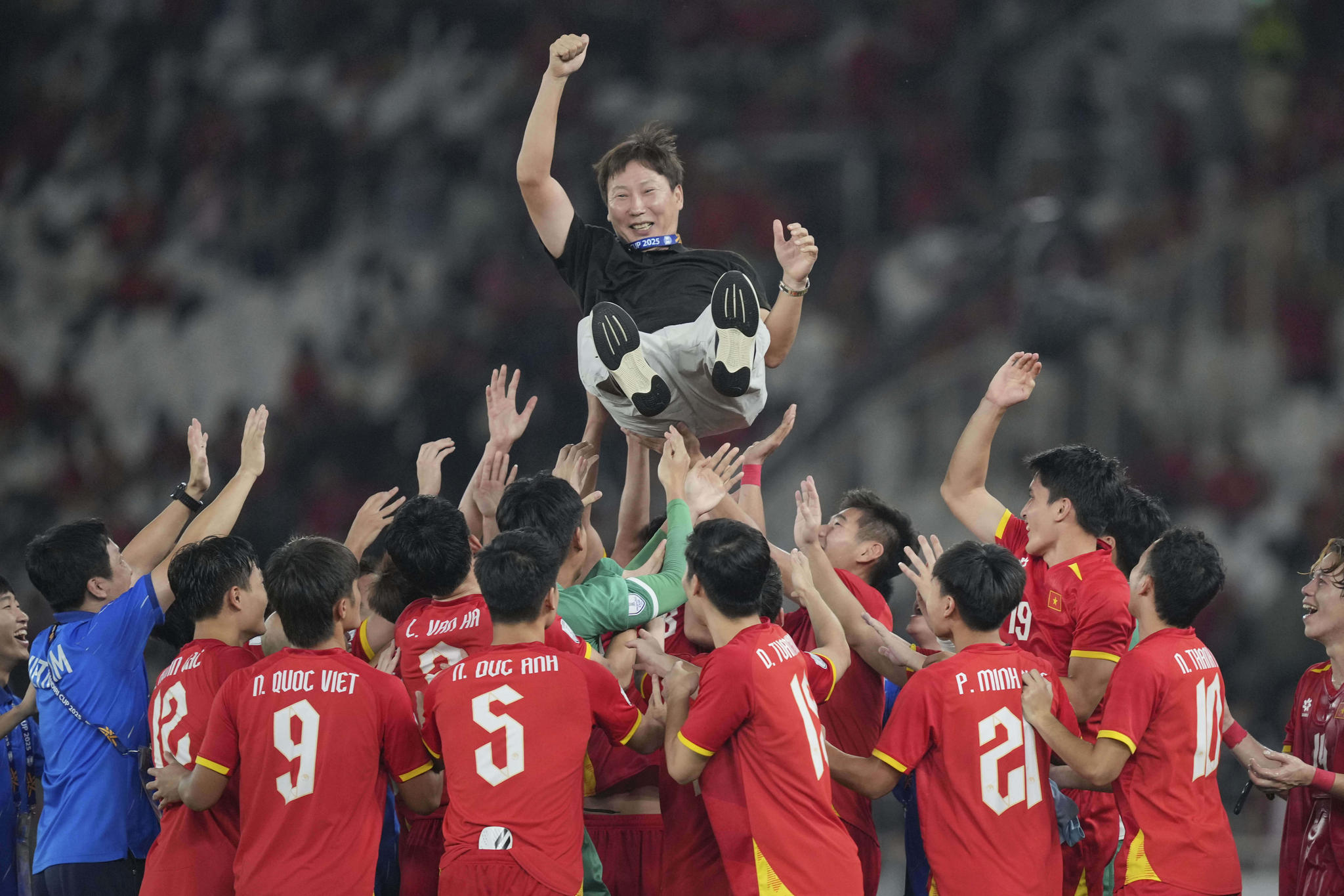 박항서 감독은 김상식 베트남축구대표팀 감독을 비롯해 능력 있는 후배들에게 길을 터주기 위해 한국과 베트남의 러브콜을 고사하고 미지의 영역인 태국행을 선택했다. AFP=연합뉴스
