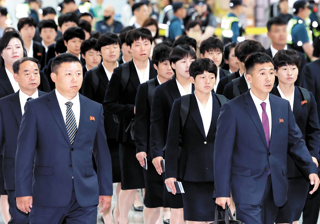 아시아축구연맹(AFC) 여자 챔피언스리그 결승전에서 승리한 내고향여자축구단 선수들이 지난 24일 인천국제공항을 통해 출국하고 있다. 연합뉴스
