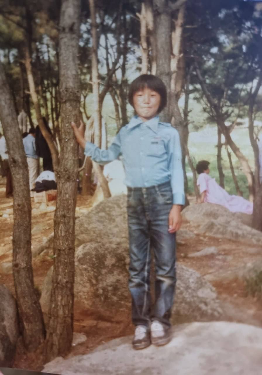 전재수 후보가 초등학교 4~5학년 시절 소풍을 가서 찍은 모습. 사진 전재수 더불어민주당 부산시장 후보 캠프