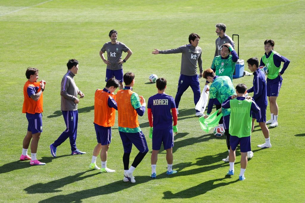 미국 솔트레이크시티 사전캠프에서 훈련하는 홍명보 감독(뒷줄 왼쪽 둘째)과 한국 축구대표팀. 2026 북중미월드컵에서 우승하면 선수들은 1인당 14억6000만원까지 받는다. [사진 KFA]