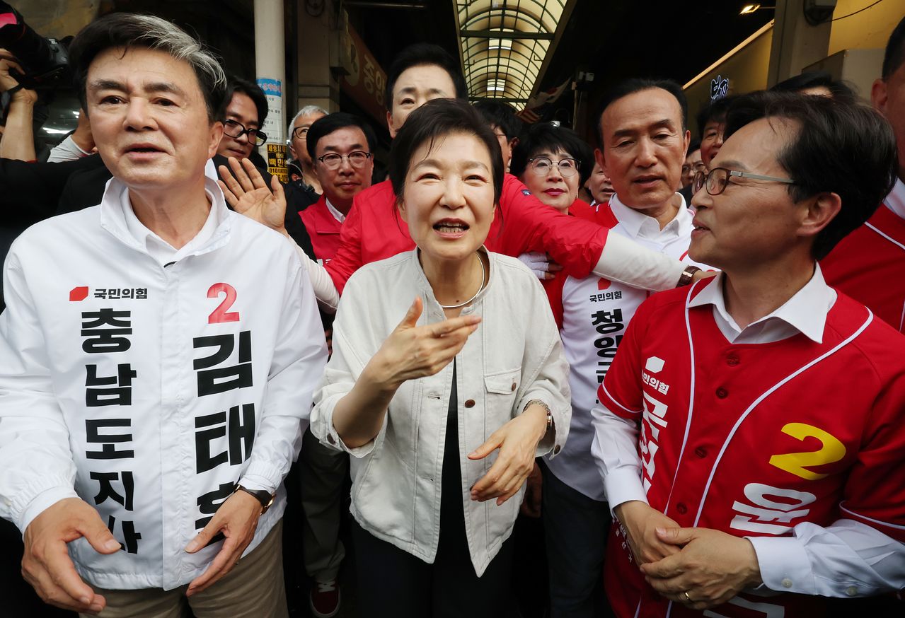 박근혜 전 대통령이 25일 오후 충남 공주 산성시장을 방문해 김태흠 국민의힘 충남도지사 후보, 충남지역 후보 지원유세를 하고 있다. 뉴스1