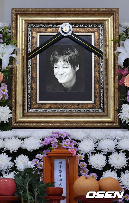 [OSEN=사진팀] 26일 오후 서울 중랑구 서울의료원 장례식장에 배우 이얼(58·이용덕)의 빈소가 마련돼 있다. 드라마 '스토브리그', '보이스4' 등을 비롯해 스크린과 브라운관을 오가며 활약해온 배우 이얼은 식도암 투병 중 별세했다. 2022.05.26 /photo@osen.co.kr