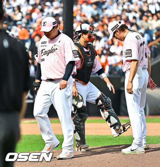 [OSEN=대전, 박준형 기자] 24일 대전 한화생명 볼파크에서 2026 신한 SOL KBO리그한화 이글스와 두산 베어스의 경기가 진행됐다. 이날 한화는 류현진을, 두산은 최승용을 선발투수로 내세웠다.7회초 2사 1,2루 한화 선발투수 류현진이 교체되고 있다.    2026.05.24 / soul1014@osen.co.kr