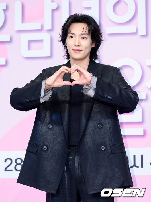 [OSEN=이대선 기자] 26일 오후 더 링크호텔 서울에서 JTBC 새 드라마 ‘미혼남녀의 효율적 만남’ 제작발표회가 열렸다.‘미혼남녀의 효율적 만남’은 사랑을 결심한 여자가 소개팅에 나가 다른 매력을 가진 두 남자를 만나고 끌리고 또 흔들리면서 결국 진정한 사랑의 의미를 찾아 나가는 이야기를 그리는 드라마다.배우 이기택이 포토타임을 가지고 있다. 2026.02.26 /sunday@osen.co.kr