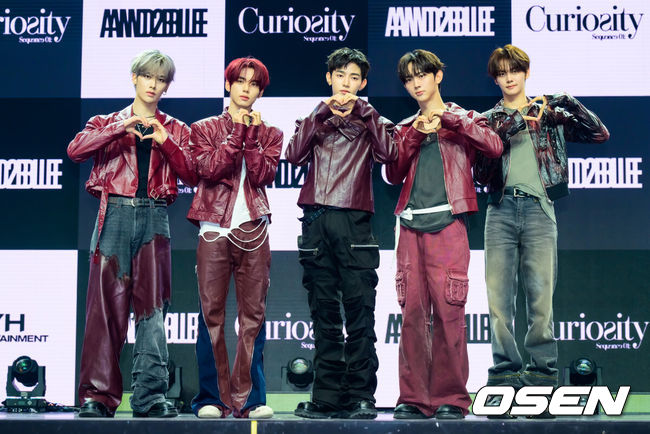 [OSEN=박준형 기자] 26일 오후 서울 블루스퀘에서 그룹 앤더블(AND2BLE) 미니 1집 ‘Sequence 01: Curiosity’ 데뷔 쇼케이스가 진행됐다.앤더블(장하오,유승언,리키,김규빈,한유진)은 YH엔터테인먼트가 약 4년 만에 선보이는 보이그룹이다.그룹 앤더블이 포즈를 취하고 있다. 2026.05.26 / soul1014@osen.co.kr