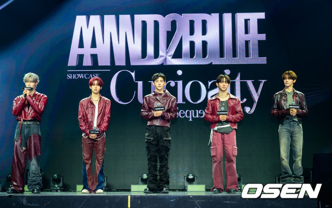[OSEN=박준형 기자] 26일 오후 서울 블루스퀘에서 그룹 앤더블(AND2BLE) 미니 1집 ‘Sequence 01: Curiosity’ 데뷔 쇼케이스가 진행됐다.앤더블(장하오,유승언,리키,김규빈,한유진)은 YH엔터테인먼트가 약 4년 만에 선보이는 보이그룹이다.그룹 앤더블이 인사말을 하고 있다. 2026.05.26 / soul1014@osen.co.kr