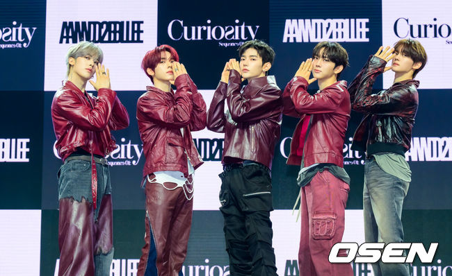 [OSEN=박준형 기자] 26일 오후 서울 블루스퀘에서 그룹 앤더블(AND2BLE) 미니 1집 ‘Sequence 01: Curiosity’ 데뷔 쇼케이스가 진행됐다.앤더블(장하오,유승언,리키,김규빈,한유진)은 YH엔터테인먼트가 약 4년 만에 선보이는 보이그룹이다.그룹 앤더블이 포즈를 취하고 있다. 2026.05.26 / soul1014@osen.co.kr