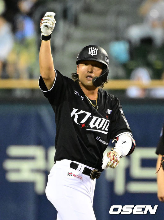 [OSEN=잠실, 지형준 기자] 26일 서울 잠실야구장에서 2026 신한 SOL KBO리그 두산 베어스와 KT 위즈의 경기가 열렸다.두산은 최민석, KT 보쉴리가 선발로 나섰다.6회초 무사 3루에서 KT 김상수가 1타점 적시타를 날리며 기뻐하고 있다. 2026.05.26/ jpnews@osen.co.kr