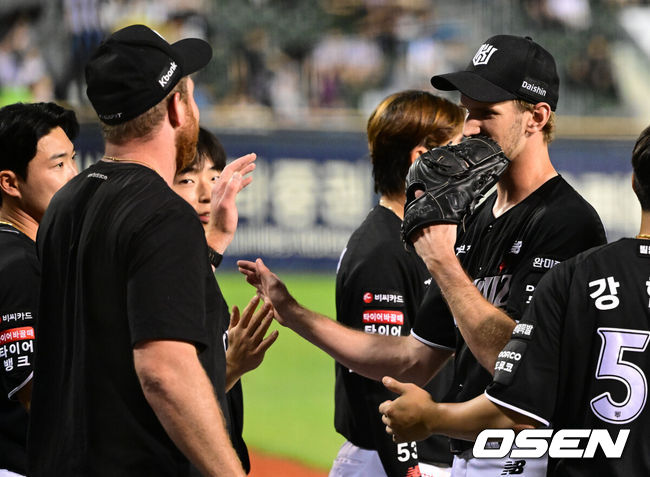 [OSEN=잠실, 지형준 기자] 26일 서울 잠실야구장에서 2026 신한 SOL KBO리그 두산 베어스와 KT 위즈의 경기가 열렸다.두산은 최민석, KT 보쉴리가 선발로 나섰다.7회말 수비를 마친 KT 보쉴리가 동료선수들과 하이파이브를 하고 있다. 2026.05.26/ jpnews@osen.co.kr