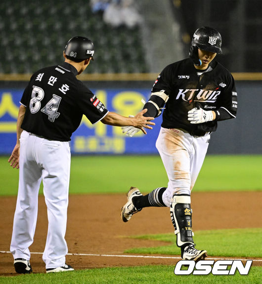 [OSEN=잠실, 지형준 기자] 26일 서울 잠실야구장에서 2026 신한 SOL KBO리그 두산 베어스와 KT 위즈의 경기가 열렸다.두산은 최민석, KT 보쉴리가 선발로 나섰다.9회초 2사에서 KT 최원준이 우월 솔로포를 날리며 최만호 코치와 하이파이브를 하고 있다. 2026.05.26/ jpnews@osen.co.kr