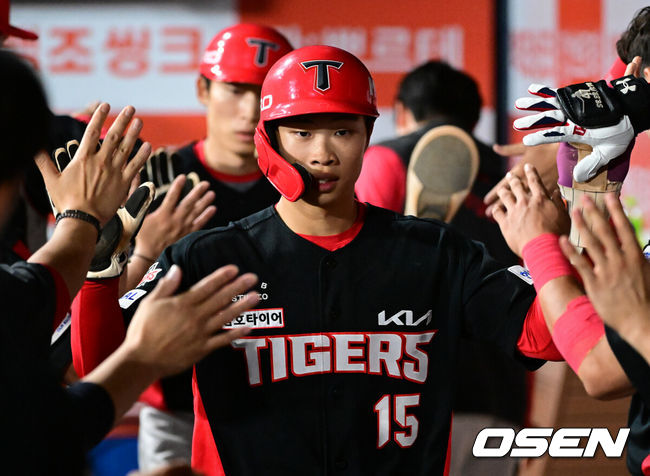 [OSEN=고척, 조은정 기자]26일 오후 서울 고척스카이돔에서 2026 신한 SOL KBO 리그 키움 히어로즈와 KIA 타이거즈의 경기가 열렸다.이날 경기에 키움은 안우진을, KIA는 김태형을 선발투수로 내세웠다.7회초 2사 만루에서 KIA 김도영의 싹쓸이 3타점 2루타에 득점을 올린 박재현이 더그아웃에서 환영을 받고 있다. 2026.05.26 /cej@osen.co.kr