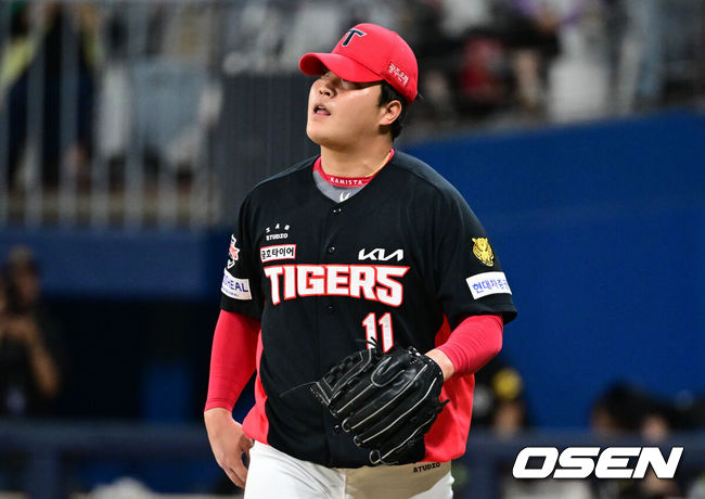 [OSEN=고척, 조은정 기자]26일 오후 서울 고척스카이돔에서 2026 신한 SOL KBO 리그 키움 히어로즈와 KIA 타이거즈의 경기가 열렸다.이날 경기에 키움은 안우진을, KIA는 김태형을 선발투수로 내세웠다.7회말 2사 1,2루 상황에서 마운드에 오른 KIA 조상우가 무실점으로 이닝을 막은 뒤 내려오고 있다.  2026.05.26 /cej@osen.co.kr