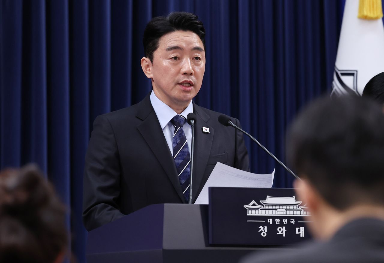 강훈식 대통령 비서실장이 19일 청와대 춘추관 브리핑룸에서 대통령 지시 사항 관련 브리핑을 하고 있다. 청와대사진기자단