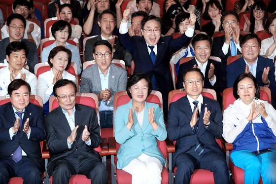 추미애 더불어민주당 대표와 당직자들이 2018년 6월 13일 여의도 의원회관에 마련된 상황실에서 출구조사 결과를 보며 환호하고 있다.