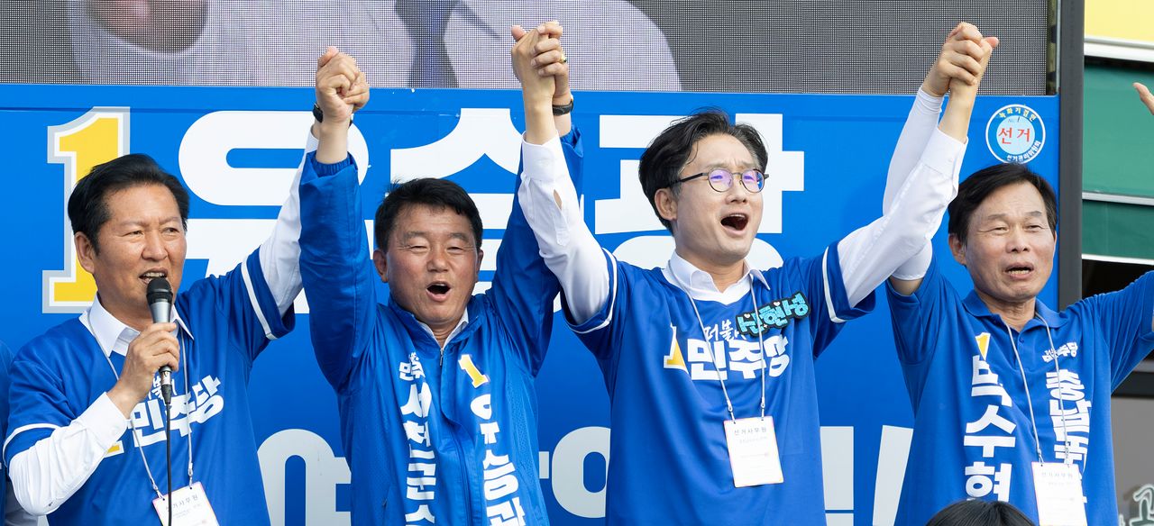 정청래 더불어민주당 대표(왼쪽)가 25일 충남 서천특화시장 앞에서 열린 유세에 참석해 민주당 출마자들에 대한 지지를 호소하고 있다. [연합뉴스]