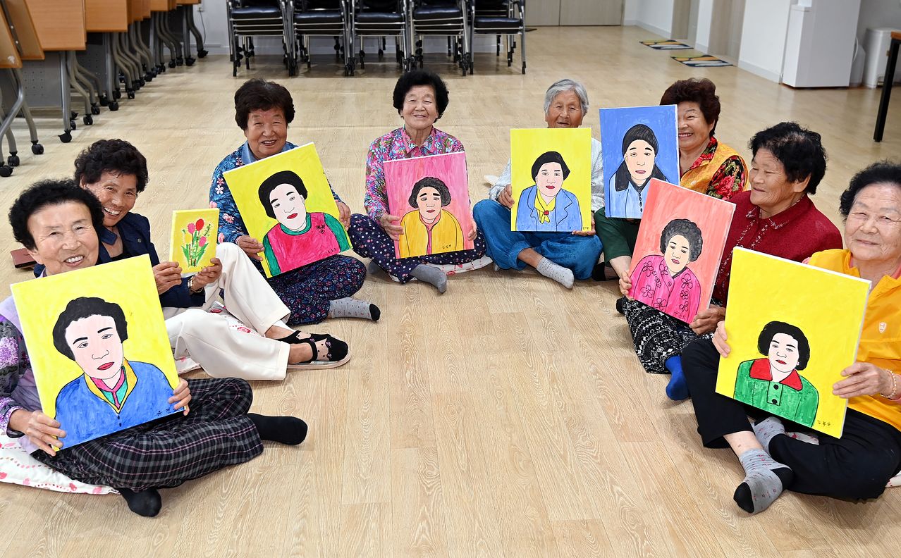 증평읍 용강3리 어르신들이 온마을돌봄센터에서 자화상을 소개하고 있다. 김성태 객원기자