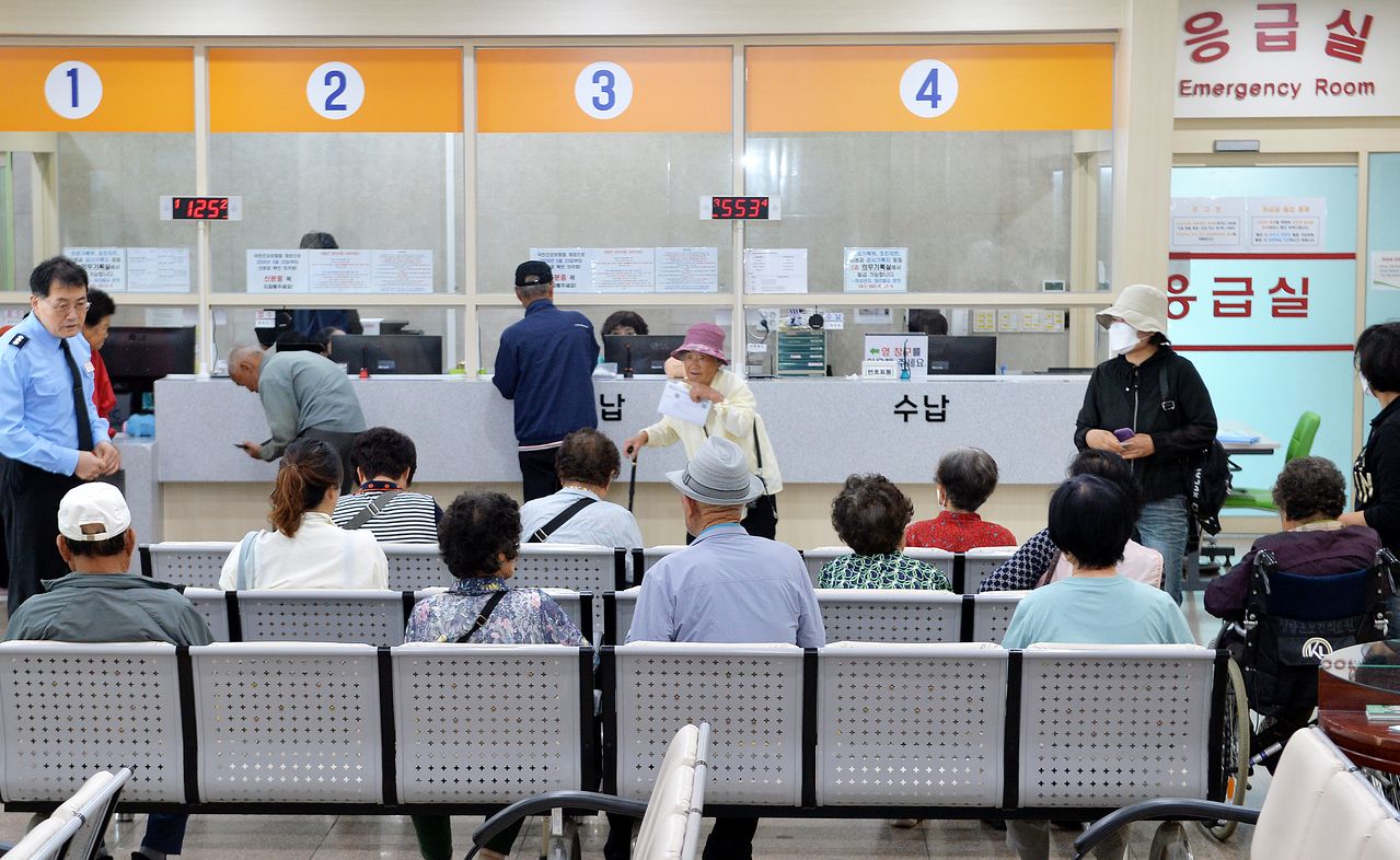 청양군보건의료원 1층 원무과에 환자들이 대기하고 있다. 김성태 객원기자