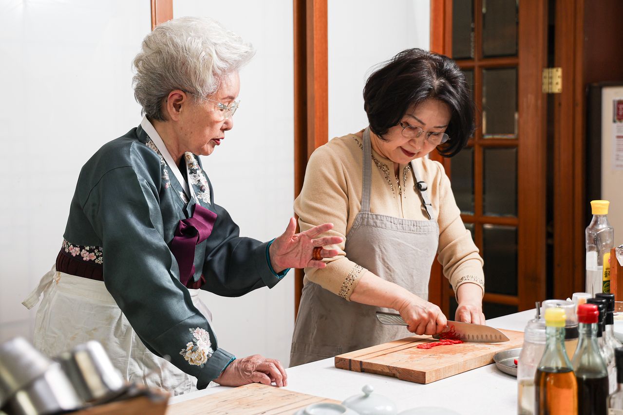 심영순 요리연구가(왼쪽)는 20여 년 전 췌장암을 둘째 딸 장혜주씨(오른쪽)의 식이요법으로 이겨냈다. 김경록 기자