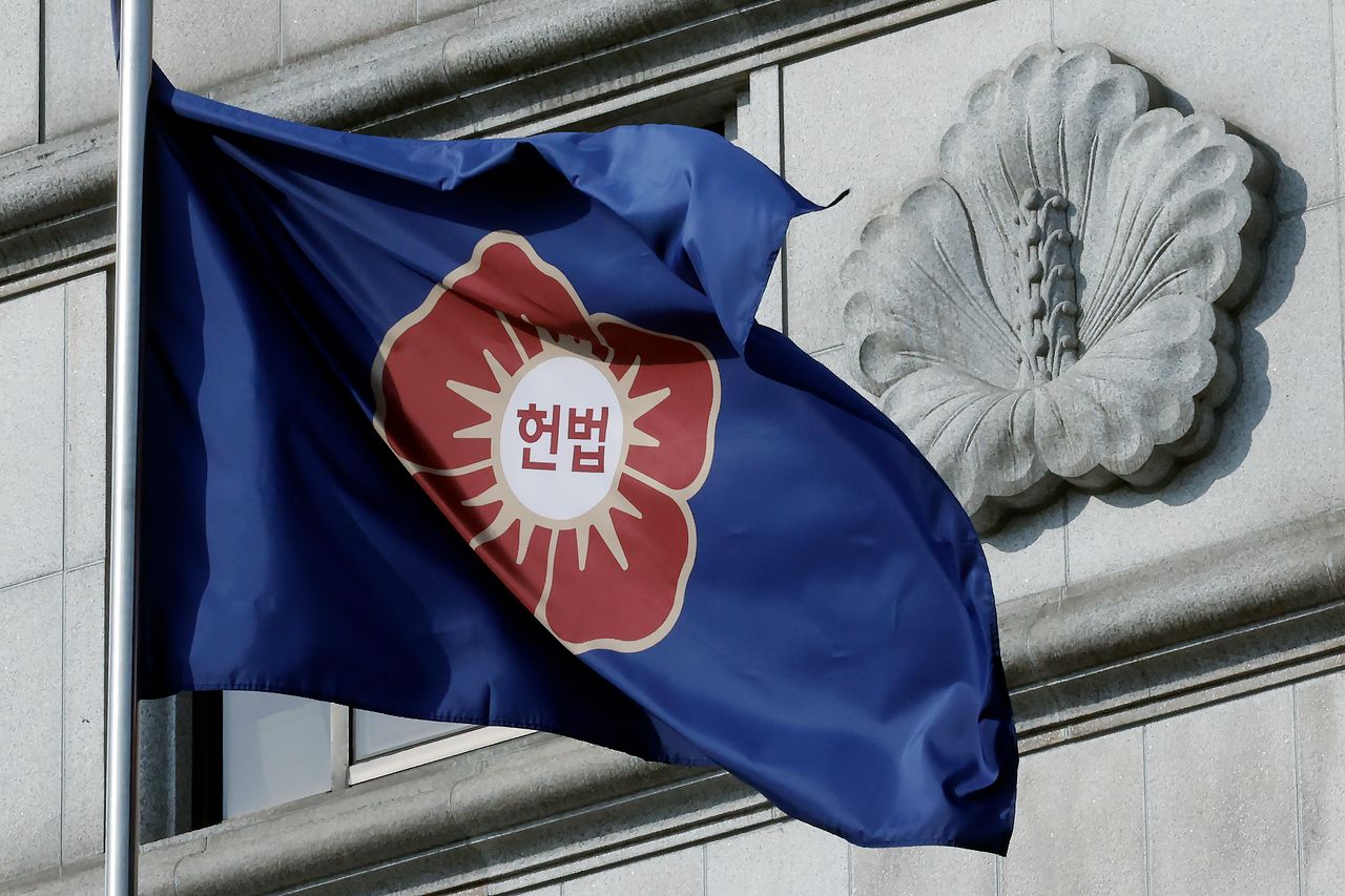 지난 3월 24일 서울시 종로구 재동 헌법재판소 게양대에 걸린 헌법재판소 깃발이 바람에 휘날리고 있다. 뉴스1