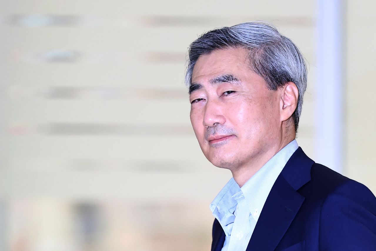 국제결제은행(BIS) 이사회에서 BIS 이사로 선출된 신현송 한국은행 총재가 13일 인천국제공항 제2여객터미널을 통해 귀국하고 있다. 연합뉴스