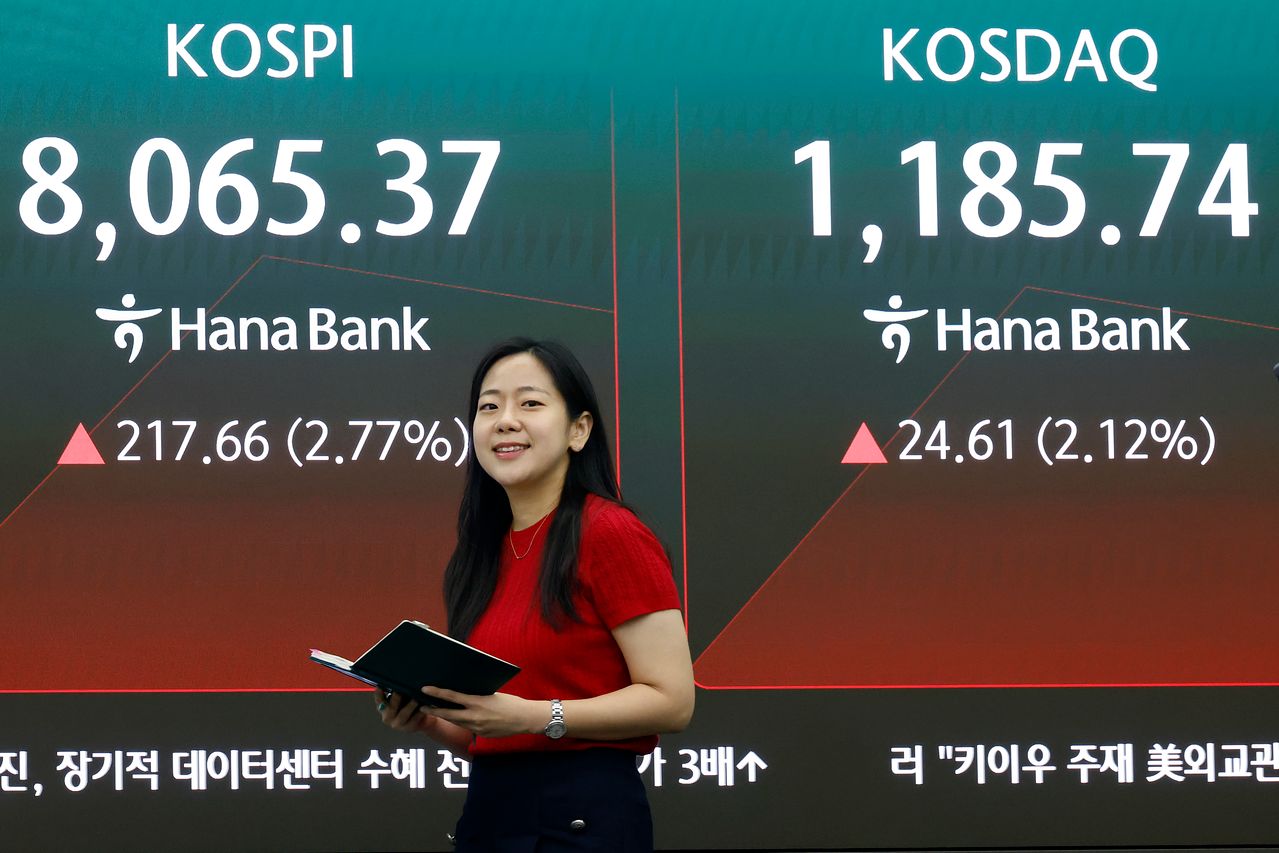 26일 서울 중구 하나은행 본점 딜링룸 전광판에 코스피 등 시황이 표시되고 있다. 이날 코스피는 전 거래일 대비 210.07포인트(p)(2.68%) 상승한 8057.78, 코스닥은 29.52포인트(p)(2.54%) 상승한 1190.65, 달러·원환율은 전 거래일 오후 3시 30분 주간종가 대비 2.2원 내린 1515.0원에 개장했다. 뉴스1