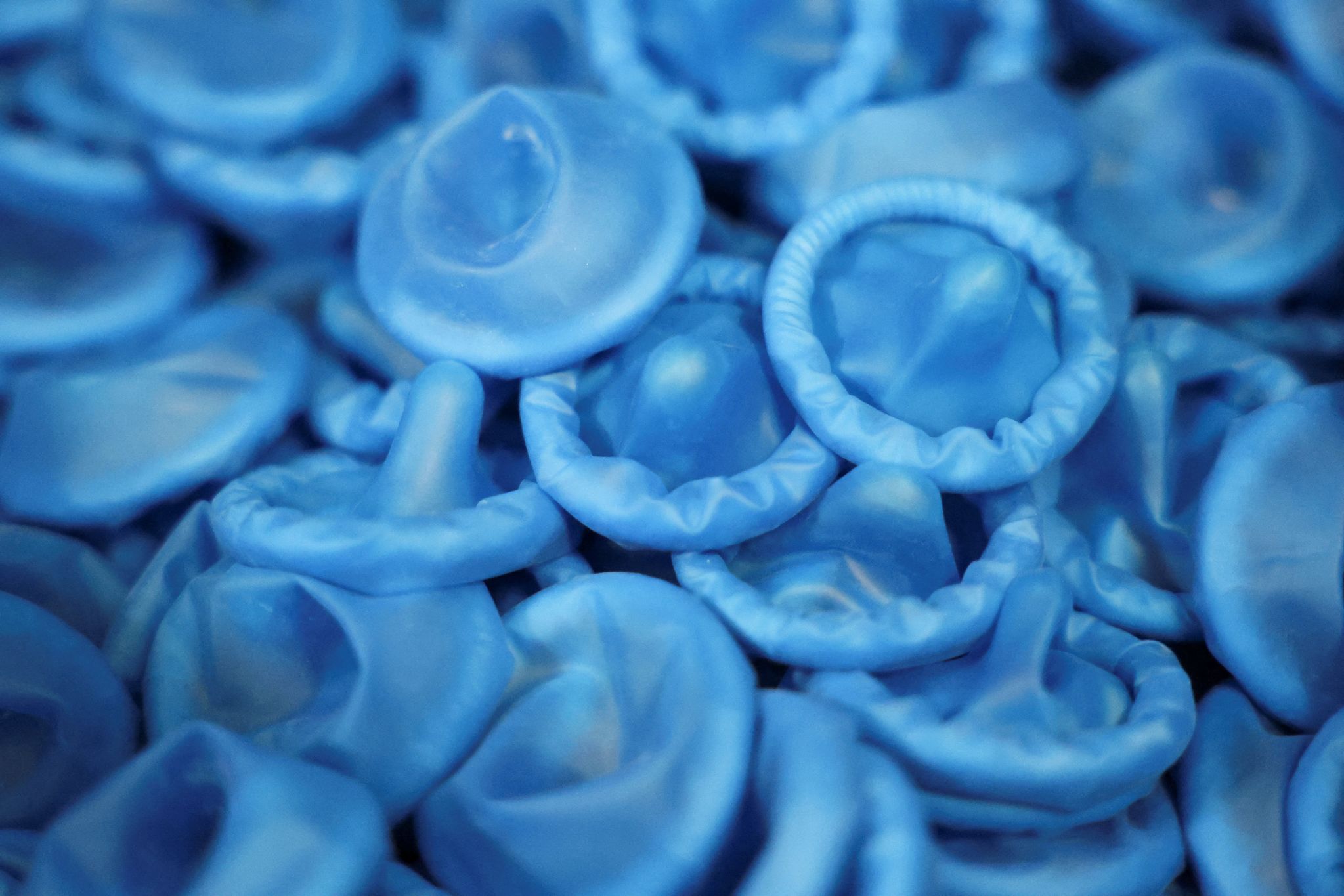 공장에서 생산된 콘돔이 쌓여있는 모습. 로이터=연합뉴스