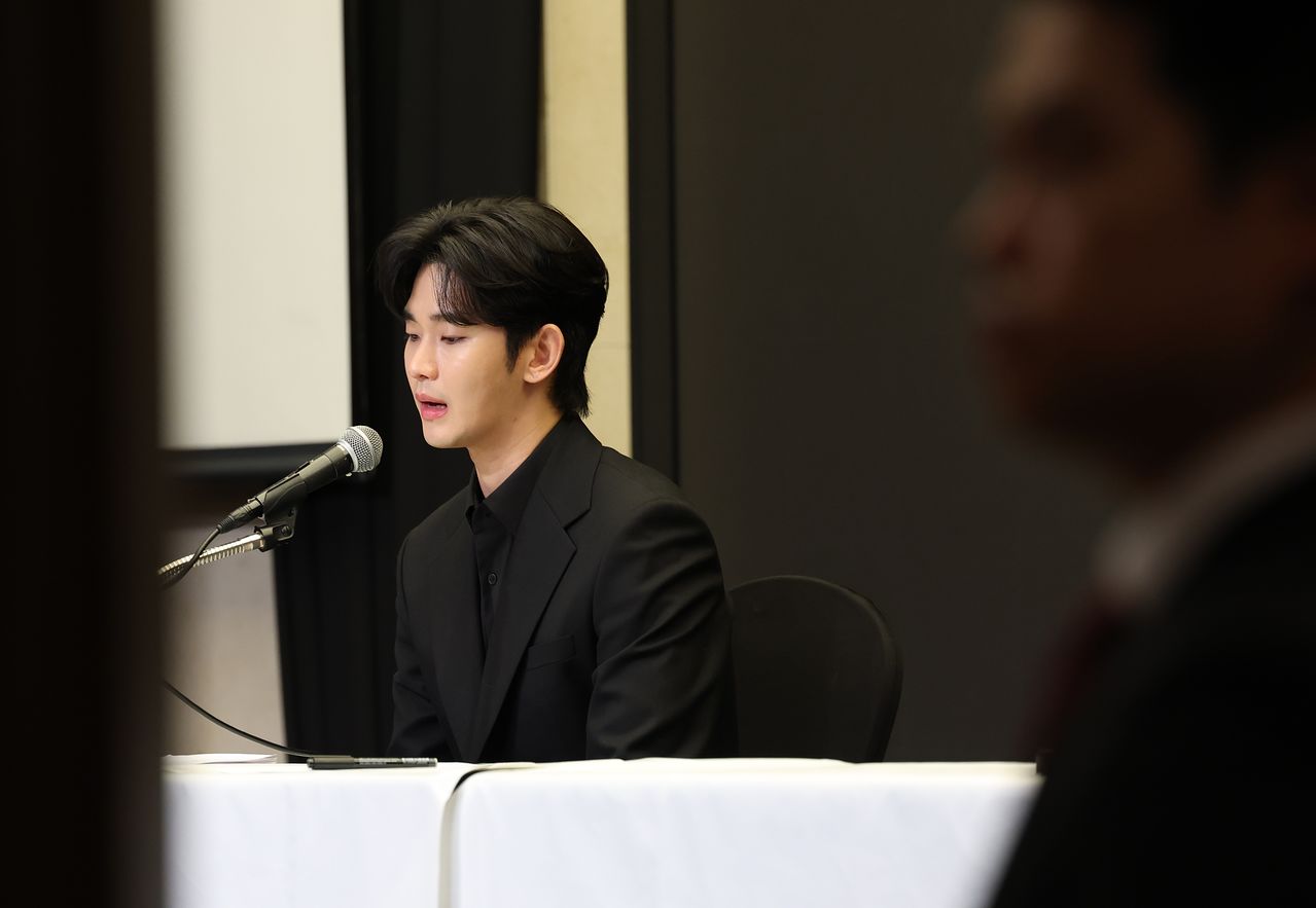 배우 김수현이 지난해 3월 31일 서울 마포구 스탠포트호텔에서 긴급 기자회견을 열고 고(故) 김새론이 미성년자일 때부터 교제했다는 의혹을 비롯한 각종 논란에 대해 입장을 밝히고 있다, 뉴스1