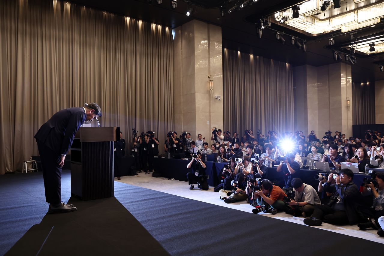 정용진 신세계그룹 회장이 26일 서울 강남구 조선팰리스 호텔에서 스타벅스 '탱크데이' 논란과 관련 사과 인사를 하고 있다. 연합뉴스 