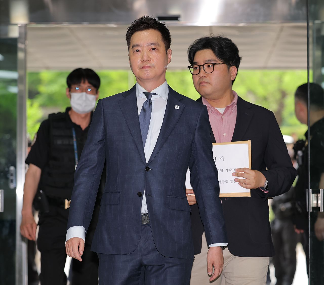 고(故) 김새론의 사망 원인이 배우 김수현의 채무 압박 때문이라는 등 허위 사실을 유포한 혐의를 받는 김세의 가로세로연구소 대표가 26일 서초구 서울중앙지방법원에서 열린 구속 전 피의자 심문(영장실질심사)에 출석하고 있다. 연합뉴스 