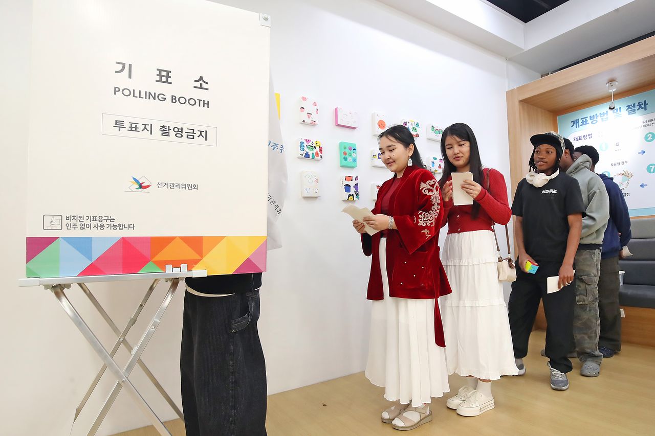 지난달 28일 대구 서구 대구청소년문화의집 꼼지락발전소 내 대구시선관위 선거홍보관에서 영남이공대학교 외국인 유학생들이 대한민국 지방선거 투표 체험을 하고 있다. 유학생들이 모의 투표지에 기표하기 위해 기표소 앞에서 줄을 서고 있다. 뉴스1