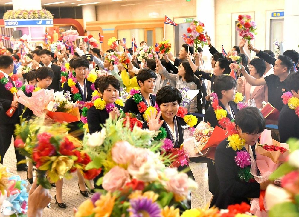 아시아 여자 챔피언스리그에서 우승한 뒤 귀국한 내고향여자축구단 선수들이 평양국제공항에서 뜨거운 환영을 받고 있다. 노동신문=뉴스1