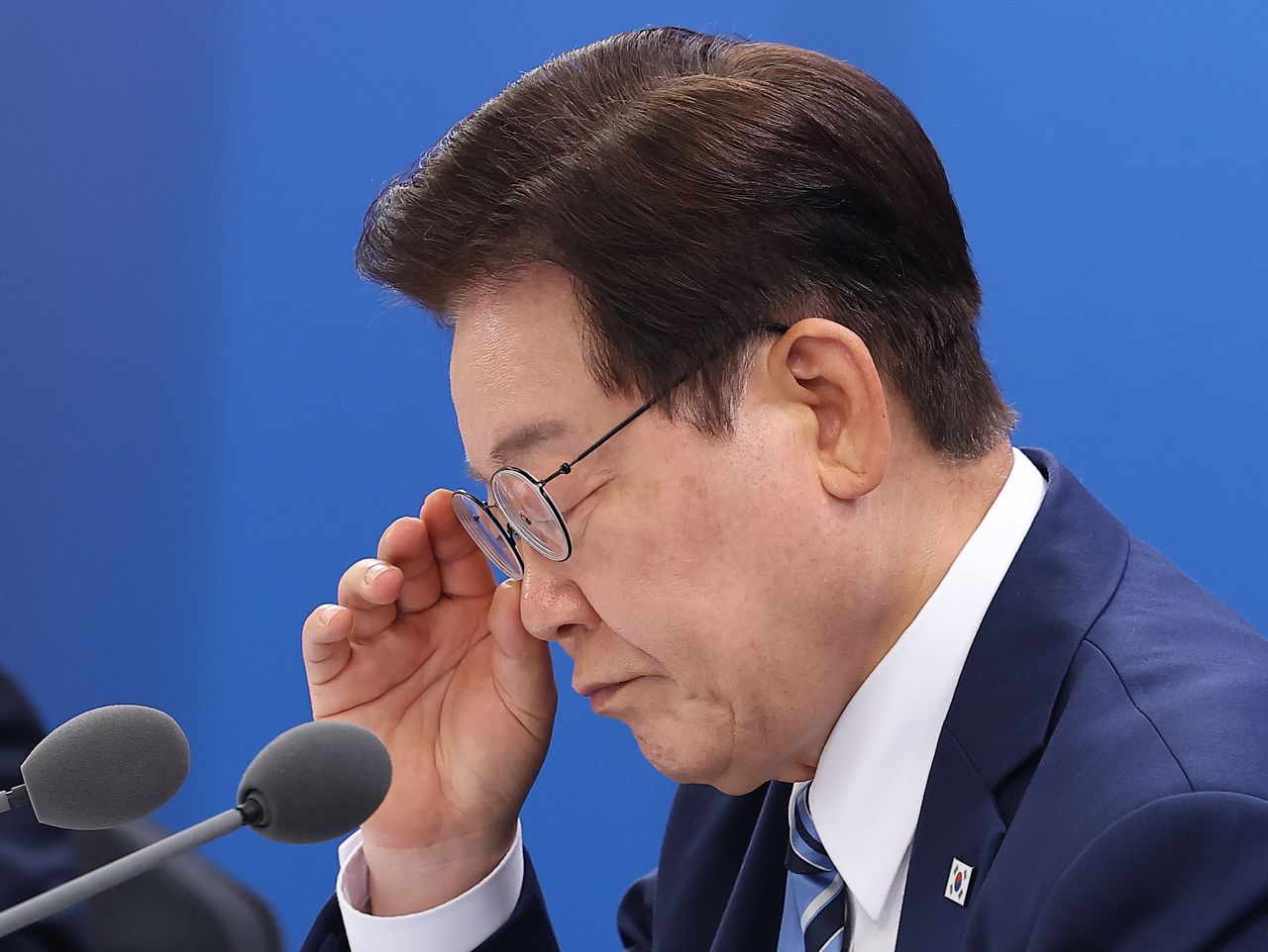 이재명 대통령이 27일 부산 해운대구에서 열린 제48차 유네스코 세계유산위원회 개최 준비 현황 보고회에서 자료를 보고 있다. 연합뉴스