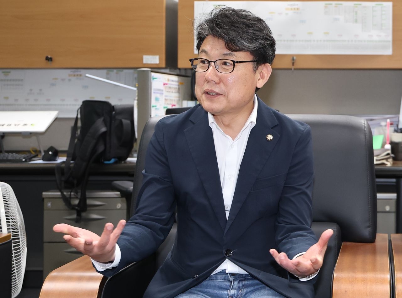 진성준 더불어민주당 의원이 27일 전북 전주시 전북특별자치도의회 기자실을 찾아 간담회를 열고 질의에 답변을 하고 있다. 뉴스1