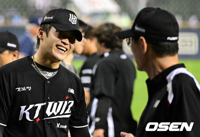 [OSEN=잠실, 지형준 기자] 프로야구 KT 위즈가 26일 서울 잠실구장에서 열린 2026 신한 SOL KBO리그 두산 베어스와의 시즌 4차전에서 6-0으로 승리했다.KT는 3연전 기선제압에 성공하며 시즌 28승 1무 19패를 기록했다. 원정경기 3연패를 끊고, 잠실구장 7연승을 질주했다. 반면 최근 4연패 수렁에 빠진 두산은 22승 1무 26패가 됐다.경기를 마치고 KT 박영현이 이강철 감독과 이야기를 나누며 미소짓고 있다. 2026.05.26/ jpnews@osen.co.kr
