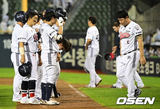 [OSEN=잠실, 지형준 기자] 프로야구 KT 위즈가 26일 서울 잠실구장에서 열린 2026 신한 SOL KBO리그 두산 베어스와의 시즌 4차전에서 6-0으로 승리했다.KT는 3연전 기선제압에 성공하며 시즌 28승 1무 19패를 기록했다. 원정경기 3연패를 끊고, 잠실구장 7연승을 질주했다. 반면 최근 4연패 수렁에 빠진 두산은 22승 1무 26패가 됐다.경기를 마치고 두산 선수들이 패배를 아쉬워하고 있다. 2026.05.26/ jpnews@osen.co.kr