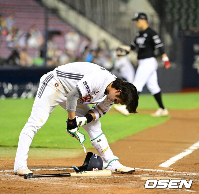[OSEN=잠실, 지형준 기자] 26일 서울 잠실야구장에서 2026 신한 SOL KBO리그 두산 베어스와 KT 위즈의 경기가 열렸다.두산은 최민석, KT 보쉴리가 선발로 나섰다.6회말 2사 3루에서 두산 박찬호가스트라이크 낫아웃 삼진에 아쉬워하고 있다. 2026.05.26/ jpnews@osen.co.kr
