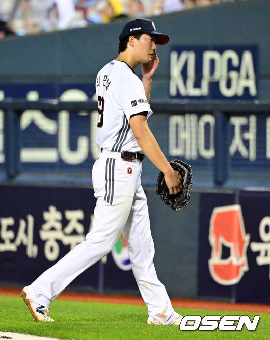 [OSEN=잠실, 지형준 기자] 26일 서울 잠실야구장에서 2026 신한 SOL KBO리그 두산 베어스와 KT 위즈의 경기가 열렸다.두산은 최민석, KT 보쉴리가 선발로 나섰다.6회초 무사 3루에서 두산 최민석이 교체되고 있다. 2026.05.26/ jpnews@osen.co.kr