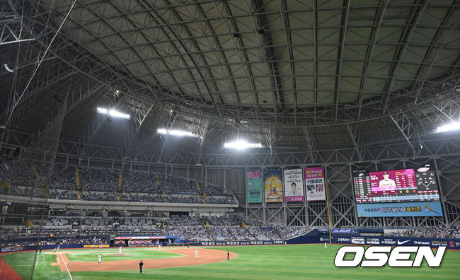 [OSEN=고척, 이대선 기자] 28일 오후 서울 고척스카이돔에서 ‘2024 신한 SOL Bank KBO리그’ 키움 히어로즈와 삼성 라이온즈의 경기가 열렸다.키움은 이종민, 삼성은 이승민을 선발로 내세웠다.경기장을 가득 메운 야구팬들이 열띤 응원을 펼치고 있다. 2024.08.28 /sunday@osen.co.kr