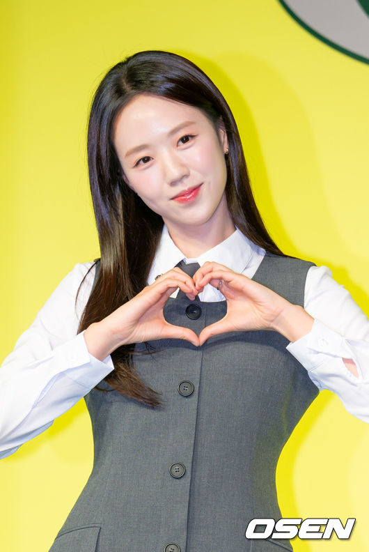 [OSEN=민경훈 기자] 19일 서울 종로구 JW 메리어트 동대문 스퀘어에서 넷플릭스 시리즈 '유재석 캠프' 제작발표회가 열렸다.오는 26일(화) 첫 공개되는 '유재석 캠프'는 초보 캠프장 유재석과 예측 불가 직원 이광수, 변우석, 지예은이 숙박객들과 떠들어 재끼고, 놀아 재끼고, 까불어 재끼며 일상 탈출을 완성하는 단체 캠프 예능이다.지예은이 포즈를 취하고 있다.2026.05.19/ rumi@osen.co.kr