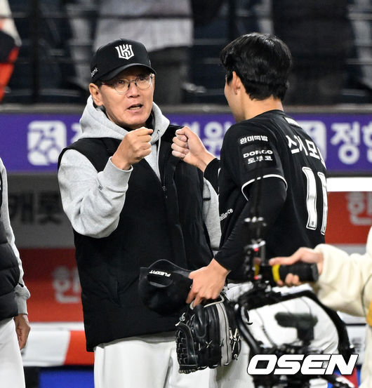 [OSEN=대전, 이대선 기자] 프로야구 KT 위즈가 한화 이글스와의 3연전을 싹쓸이, 창단 최초 개막 5연승을 질주했다.이강철 감독이 이끄는 KT는 2일 대전 한화생명 볼파크에서 열린 2026 신한 SOL KBO리그 한화와의 원정경기에서 승리했다. KT는 5경기 전승으로 개막 5연승을 달성했고, 3연패에 빠진 한화는 2승3패를 마크했다.경기 종료 후 KT 이강철 감독이 스기모토와 승리의 기쁨을 나누고 있다. 2026.04.02 /sunday@osen.co.kr