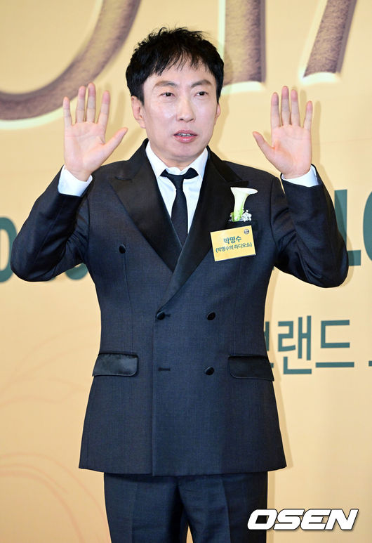 [OSEN=최규한 기자] 30일 오후 서울 여의도 콘레드 호텔에서 ‘2026 브랜드 고객충성도 대상’ 시상식이 열렸다.브랜드 고객충성도 대상은 매년 소비자 조사를 통해 1위 브랜드를 선정하고 시상하는 행사다.방송인 박명수가 포즈를 취하고 있다. 2026.04.30 / dreamer@osen.co.kr