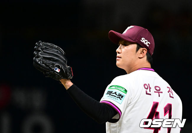 [OSEN=고척, 조은정 기자]26일 오후 서울 고척스카이돔에서 2026 신한 SOL KBO 리그 키움 히어로즈와 KIA 타이거즈의 경기가 열렸다.이날 경기에 키움은 안우진을, KIA는 김태형을 선발투수로 내세웠다.카움 안우진이 피칭을 준비하고 있다.  2026.05.26 /cej@osen.co.kr
