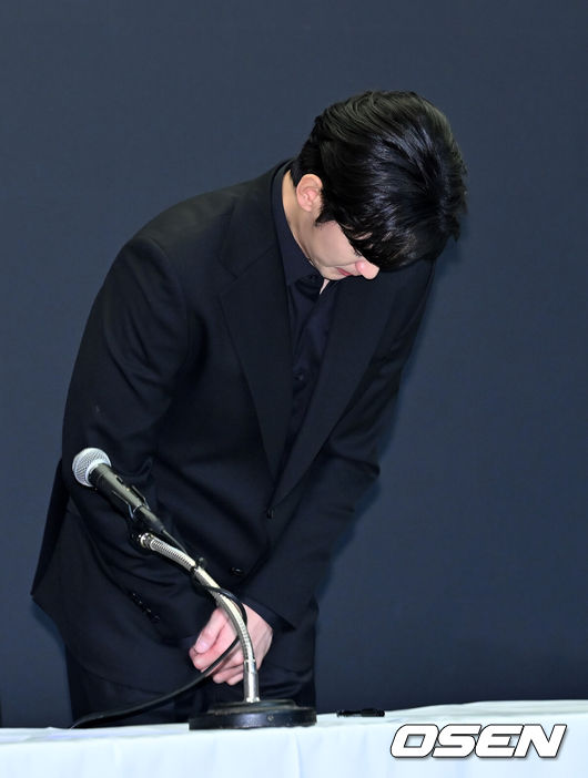 [OSEN=민경훈 기자] 31일 오후 서울 마포구 상암동 스탠포드호텔에서 김수현 기자회견이 열렸다.배우 김수현은 故김새론 사망 이후 그를 휘감은 미성년자 열애 의혹 등에 대한 기자회견에 참석한다. 고인 사망 후 44일 만이며, 김수현은 법무법인 엘케이비앤파트너스 김종복 변호사와 함께 참석한다. 다만 기자회견에서 질의응답은 이뤄지지 않는다.배우 김수현이 기자회견을 하고 있다. 2025.03.31 / rumi@osen.co.kr