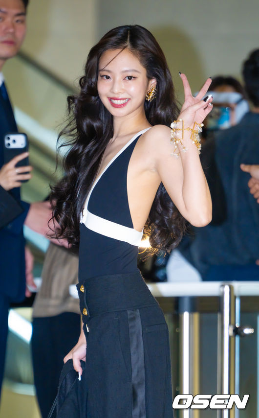 [OSEN=민경훈 기자] 26일 서울 여의도 퐁피두센터 한화 서울의 복도에서 한 프랑스 럭셔리 브랜드 2026 공방 컬렉션 서울 쇼 포토월 행사가 열렸다. 쇼2부 포토월에는 틸다 스윈튼(TILDA SWINTON), 블랙핑크 제니, 지드래곤, 배우 김고은, 박서준, 고윤정, 윤여정, 이병헌, 전여빈, 김다미, 이수혁, 구교환, 지창욱, 아일릿_원희, 올데이프로젝트_타잔, 라이즈_원빈, DJ 페기, 영화 감독 매기 강, 방송인 김나영 등이 참석자에 이름을 올렸다.이날 행사에 참석한 블랙핑크 제니가 포토타임을 갖고 있다. 2026.05.26 / rumi@osen.co.kr