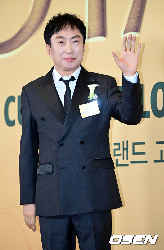 [OSEN=최규한 기자] 30일 오후 서울 여의도 콘레드 호텔에서 ‘2026 브랜드 고객충성도 대상’ 시상식이 열렸다.브랜드 고객충성도 대상은 매년 소비자 조사를 통해 1위 브랜드를 선정하고 시상하는 행사다.방송인 박명수가 포즈를 취하고 있다. 2026.04.30 / dreamer@osen.co.kr