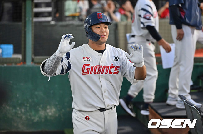[OSEN=부산, 이석우 기자] 27일 부산 사직야구장에서 2026 신한 SOL KBO 리그 롯데 자이언츠와 LG 트윈스의 경기가 열렸다. 홈팀 롯데는 나균안이, 방문팀 LG는 치리노스가 선발 출전했다.롯데 자이언츠 김동현이 2회말 좌중월 솔로 홈런을 치고 기뻐하고 있다. 2026.05.27 / foto0307@osen.co.kr